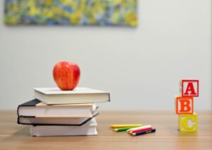 Libros y manzana
